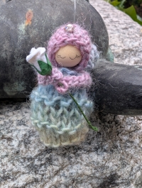 Charity-Engel Nr. 8 mit Rose